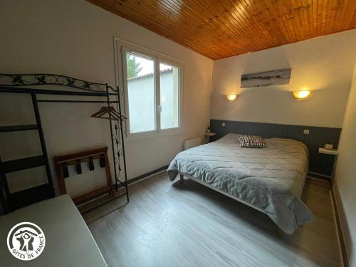 Postel nebo postele na pokoji v ubytování Gîte avec jeux et terrasse à La Guittière - FR-1-426-567