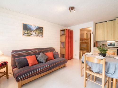 un salon avec un canapé et une table dans l'établissement Studio 4 pers. à Saint-Lary, balcon, proche commerces et téléphérique - FR-1-296-510, à Saint-Lary-Soulan