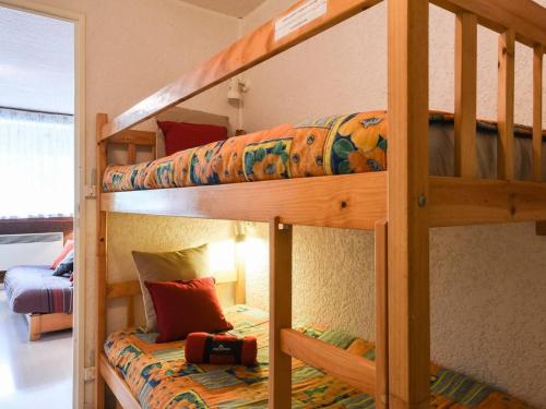 quelques lits superposés dans une chambre dans l'établissement Studio 4 pers. à Saint-Lary, balcon, proche commerces et téléphérique - FR-1-296-510, à Saint-Lary-Soulan