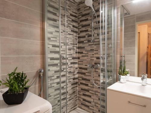 une salle de bain avec une douche, des toilettes et un lavabo dans l'établissement Studio 4 pers. à Saint-Lary, balcon, proche commerces et téléphérique - FR-1-296-510, à Saint-Lary-Soulan