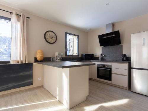 Dapur atau dapur kecil di Maison neuve 7 pers Loudenvielle près Balnéa, animaux acceptés - FR-1-695-64