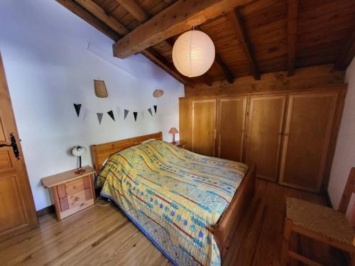 - une chambre avec un lit et une lampe dans l'établissement Chalet spacieux avec cheminée et salle de cinéma à Montgenèvre - FR-1-266-242, à Montgenèvre