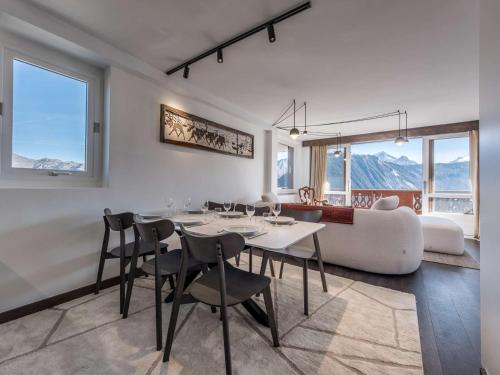 une salle à manger avec une table, des chaises et un canapé dans l'établissement Courchevel 1850 - Appart. 4 pers. - Ski aux pieds, Cheminée, WIFI, Parking - FR-1-631-223, à Courchevel