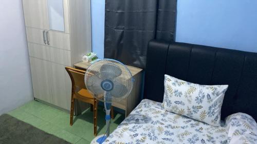 Ένα ή περισσότερα κρεβάτια σε δωμάτιο στο Yandira Guest House Syariah