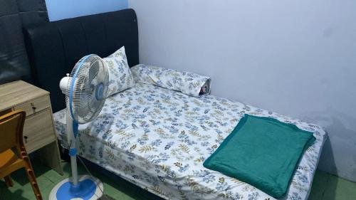 Ένα ή περισσότερα κρεβάτια σε δωμάτιο στο Yandira Guest House Syariah