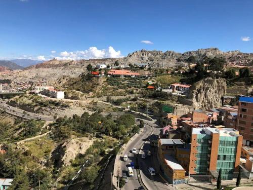 Apartment in La Paz #07 في لاباز: منظر جوي لمدينة مع جبل