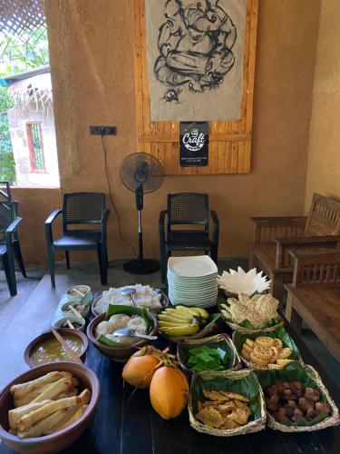 une table garnie de nombreux types d'aliments différents dans l'établissement Sri Craft Algama, à Warakapola