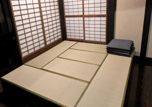 a room with white flooring and a row of windows at Kinzan Villa in Izu