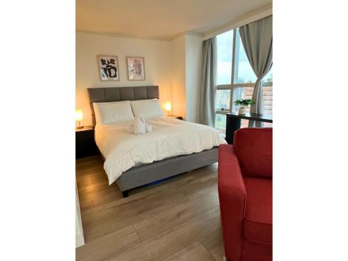 Ένα ή περισσότερα κρεβάτια σε δωμάτιο στο Downtown Mountain and City Views