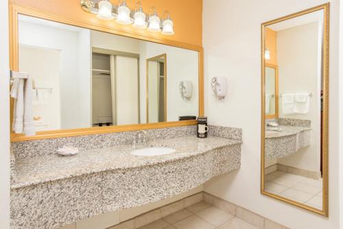 Days Inn by Wyndham Grand Junction tesisinde bir banyo