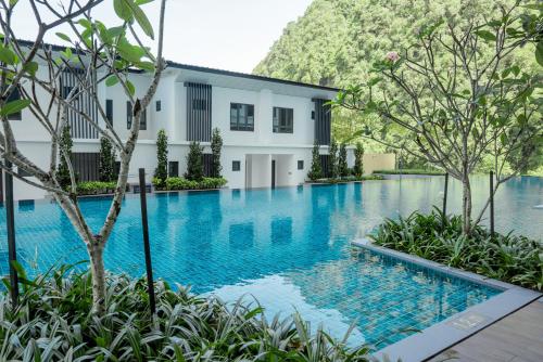 怡保Sunway Onsen Signature Themepark Suites with Hotspring by IWH Suites的建筑物前的游泳池