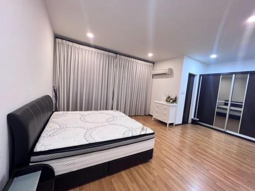 Un dormitorio con una cama y una ventana grande. en 1717 Bintulu Homestay 5, en Bintulu