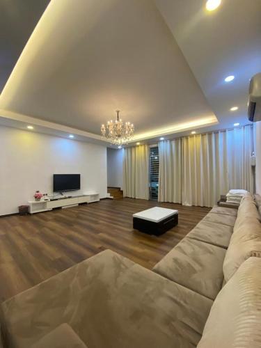 Una gran sala de estar con un sofá y un televisor. en 1717 Bintulu Homestay 5, en Bintulu