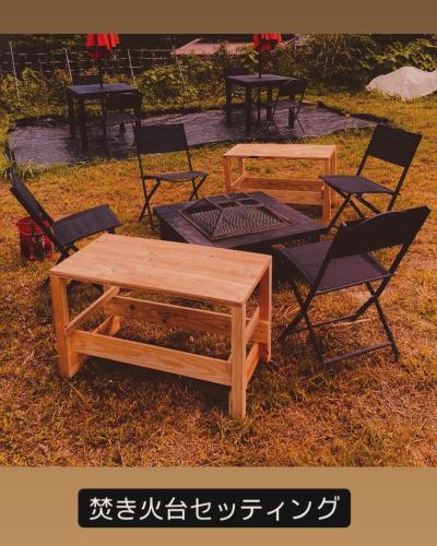 a group of chairs and tables in the grass at farm stay Jammin in Itoshima