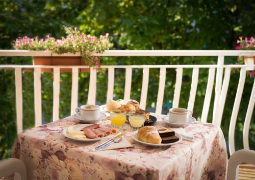 un tavolo con cibo per la colazione e caffè sopra di Hotel Trevi a Lido di Jesolo