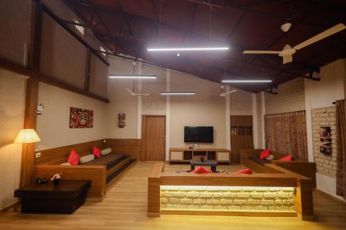 Una televisión o centro de entretenimiento en Tiki Farms