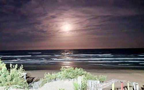 - Vistas al océano por la noche en LaCasitaBlanca, en Las Toninas