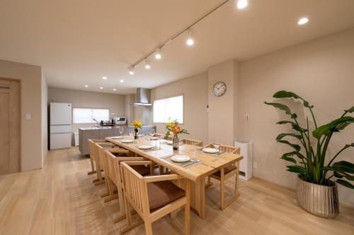 a dining room with a long table and chairs at Shirakabanoyado - SEIFU 白樺の宿 - 清風, 11 guests OK, ideal for groups & families, easy to Namba, USJ, Doutonbori, Osaka castle! in Osaka