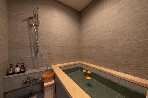 a bathroom with a tub with fruit in it at Shirakabanoyado - SEIFU 白樺の宿 - 清風, 11 guests OK, ideal for groups & families, easy to Namba, USJ, Doutonbori, Osaka castle! in Osaka