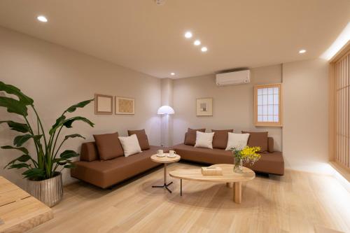 a living room with a couch and a table at Shirakabanoyado - SEIFU 白樺の宿 - 清風, 11 guests OK, ideal for groups & families, easy to Namba, USJ, Doutonbori, Osaka castle! in Osaka