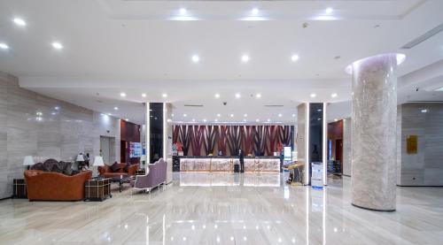 a lobby of a hotel with a waiting area at 云南丽水云泉大酒店 in Kunming