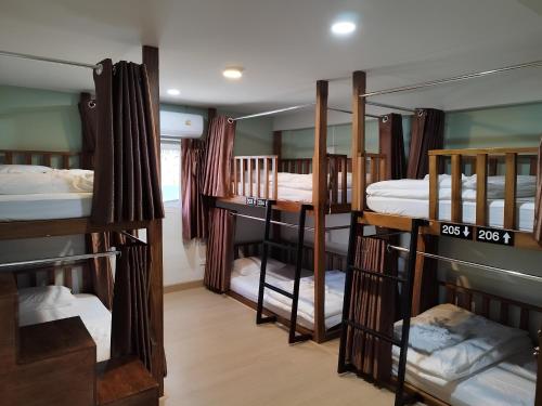 Postel nebo postele na pokoji v ubytování Lub Nai Hostel