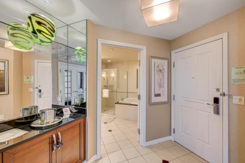 拉斯维加斯Luxury Studio MGM Signature, Great Location, Lazy River, No Resort Fees的带水槽和镜子的浴室