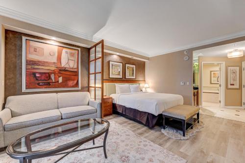 拉斯维加斯Luxury Studio MGM Signature, Great Location, Lazy River, No Resort Fees的带床和沙发的卧室