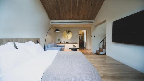 Una cama o camas en una habitación de Dali Porcelain Inn
