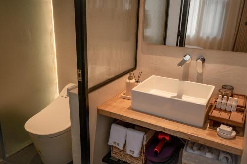 Un baño de Dali Porcelain Inn