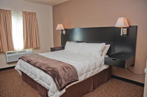 a bedroom with a large bed in a hotel room at Van Hook Territorial Inn in New Town