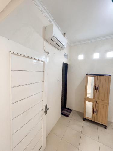 a room with a white closet and a door at Rama Shinta Guest House & Coffee in Timuran