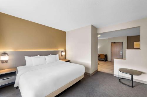 Comfort Suites Stevens Pointにあるベッド