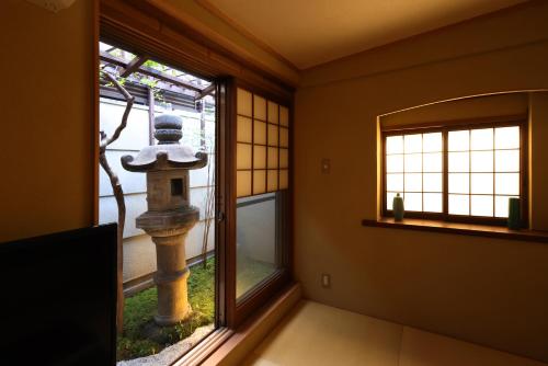 a room with a window and a japanificialificialificialificialificialificialificial at Kyoto Kiyomizu Machiya NAGOMI in Kyoto