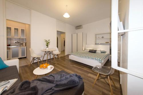 Un dormitorio con una cama y una sala de estar. en Apartment D2 4U, en Zadar