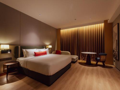 Una cama o camas en una habitación de Break & Stay formerly known as BreakX Hotel