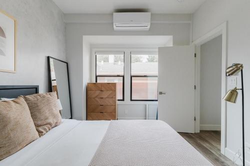 サンフランシスコにあるBlueground Palo Alto AC wd nr Stanford SFO-1769のベッドと窓のある白い寝室