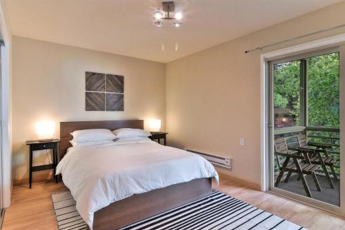 a bedroom with a large bed and a balcony at Palo Alto 2br w laundry nr shopping center SFO-1651 in San Francisco