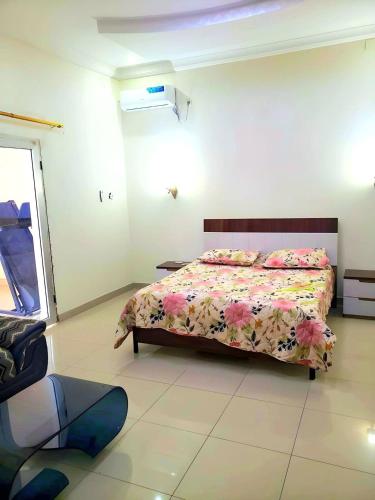 Ένα ή περισσότερα κρεβάτια σε δωμάτιο στο Affordable Spacious Apartment in Kinshasa, Limete Resit