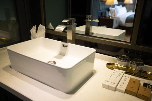 a white sink on a counter in a hotel room at Sanya Yalong Bay Danqiu Castle Manor Hotel in Sanya