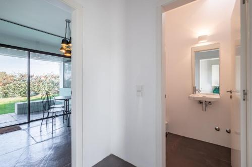 een open hal met een eetkamer en een eettafel bij Vila D`Obidos in Casal da Lagoa Seca