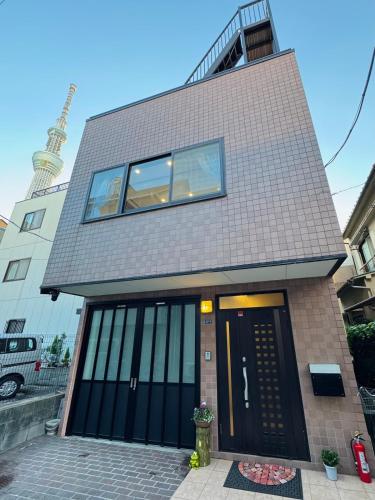 a house with black doors and a roof at sun inn in Tokyo