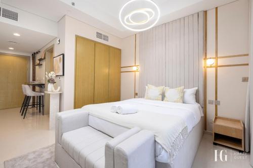 Postel nebo postele na pokoji v ubytování Sky-High Aykon City Studio