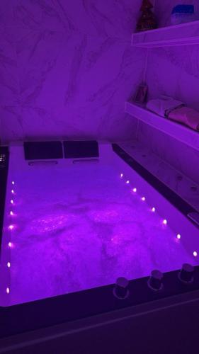 Cette chambre violette comprend un bain à remous. dans l'établissement Hébergement jacuzzi très silencieux, à Deuil-la-Barre