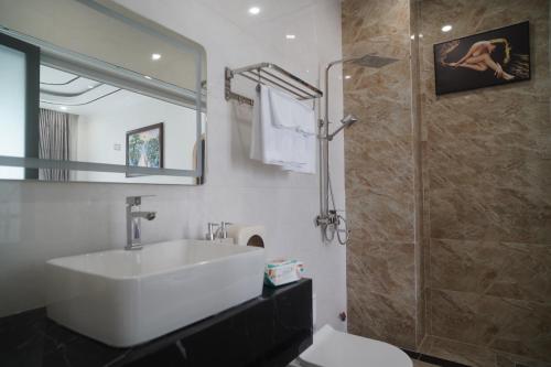 Ένα μπάνιο στο Queen Luxury Hotel Phan Rang