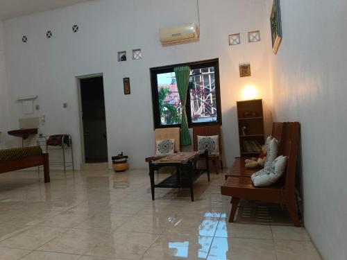 ein Wohnzimmer voller Möbel und einem Fenster in der Unterkunft relic room-Eps Comfortable for Anyone in Malang