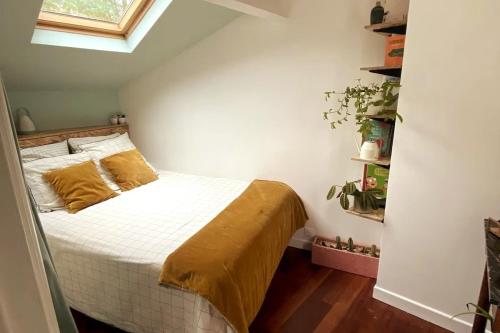 Ένα ή περισσότερα κρεβάτια σε δωμάτιο στο Cosy house near Paris center