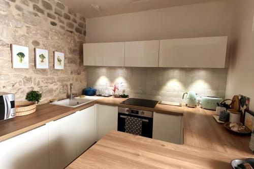 Η κουζίνα ή μικρή κουζίνα στο Cosy house near Paris center