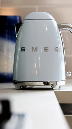 a toaster sitting on top of a kitchen counter at Modern And Cozy Apex Apartment in Helensburgh