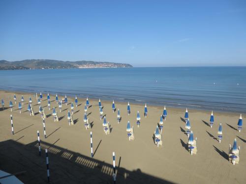 a group of umbrellas and chairs on a beach at Il Lido in Giannella
